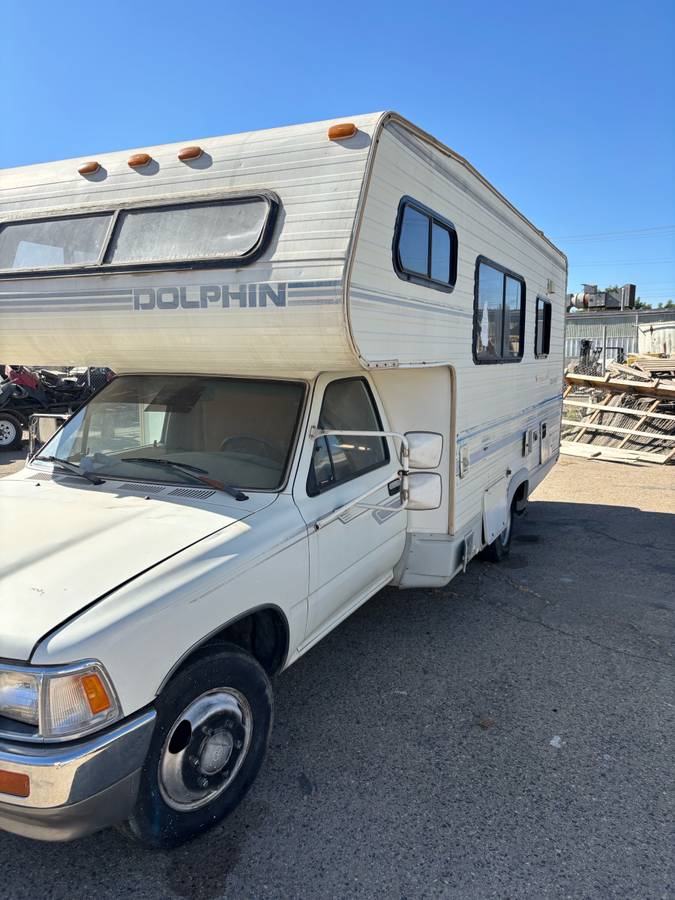 Toyota-dolphin-1992-white-8