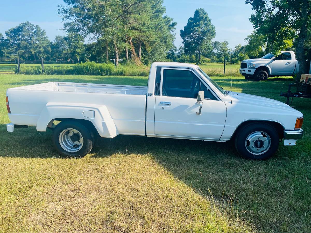 Toyota-dually-1987-white-1