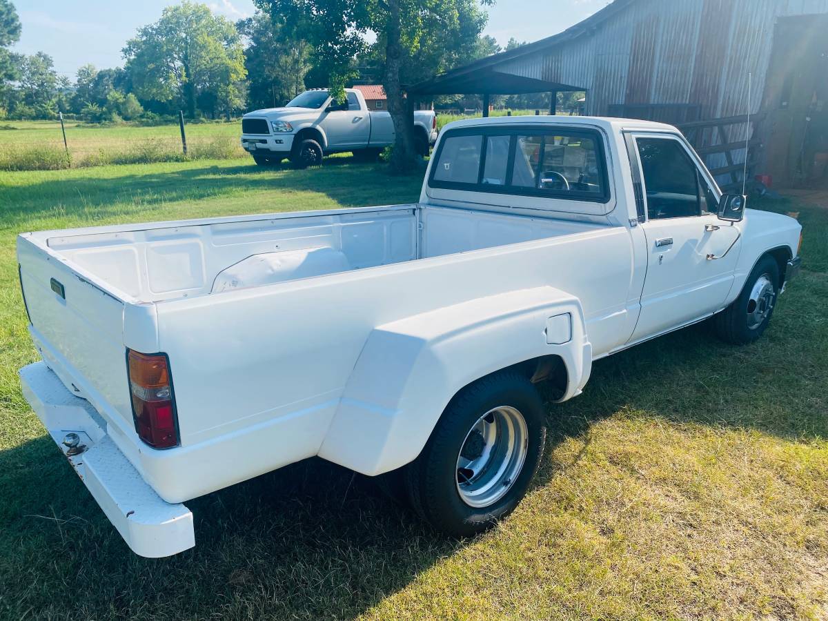 Toyota-dually-1987-white-10