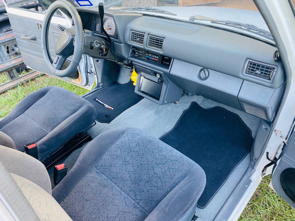 Toyota-dually-1987-white-17