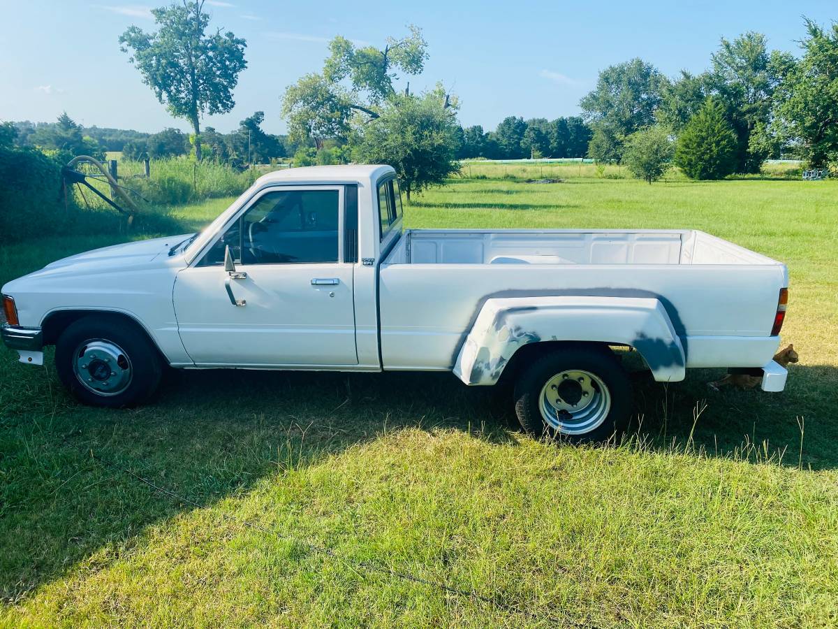 Toyota-dually-1987-white-26