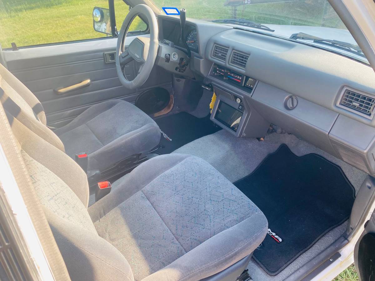 Toyota-dually-1987-white-33