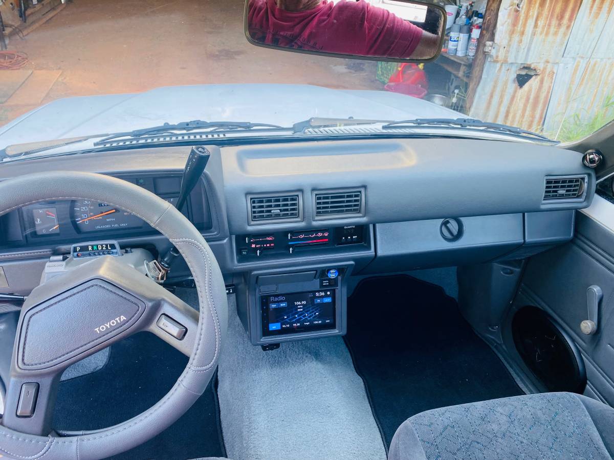 Toyota-dually-1987-white-34