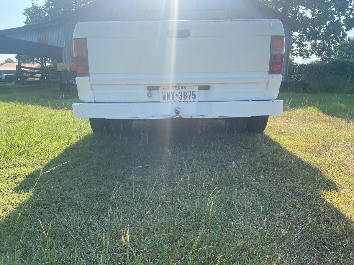 Toyota-dually-1987-white-4