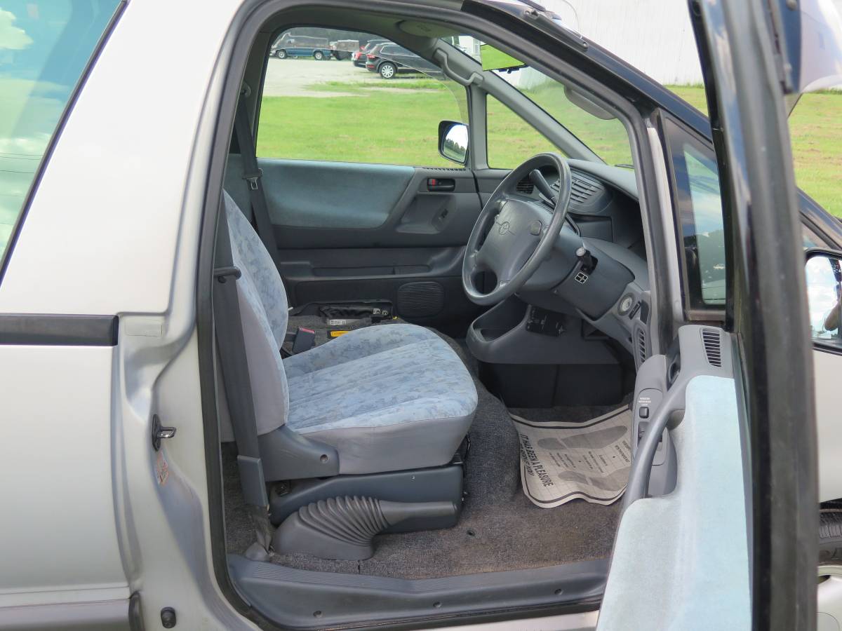 Toyota-estima-previa-1992-grey-10