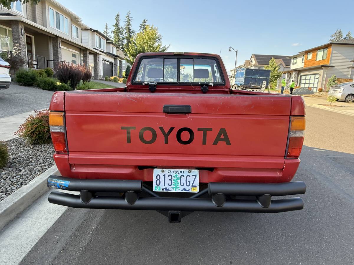 Toyota-extended-cab-4x4-1986-red-10