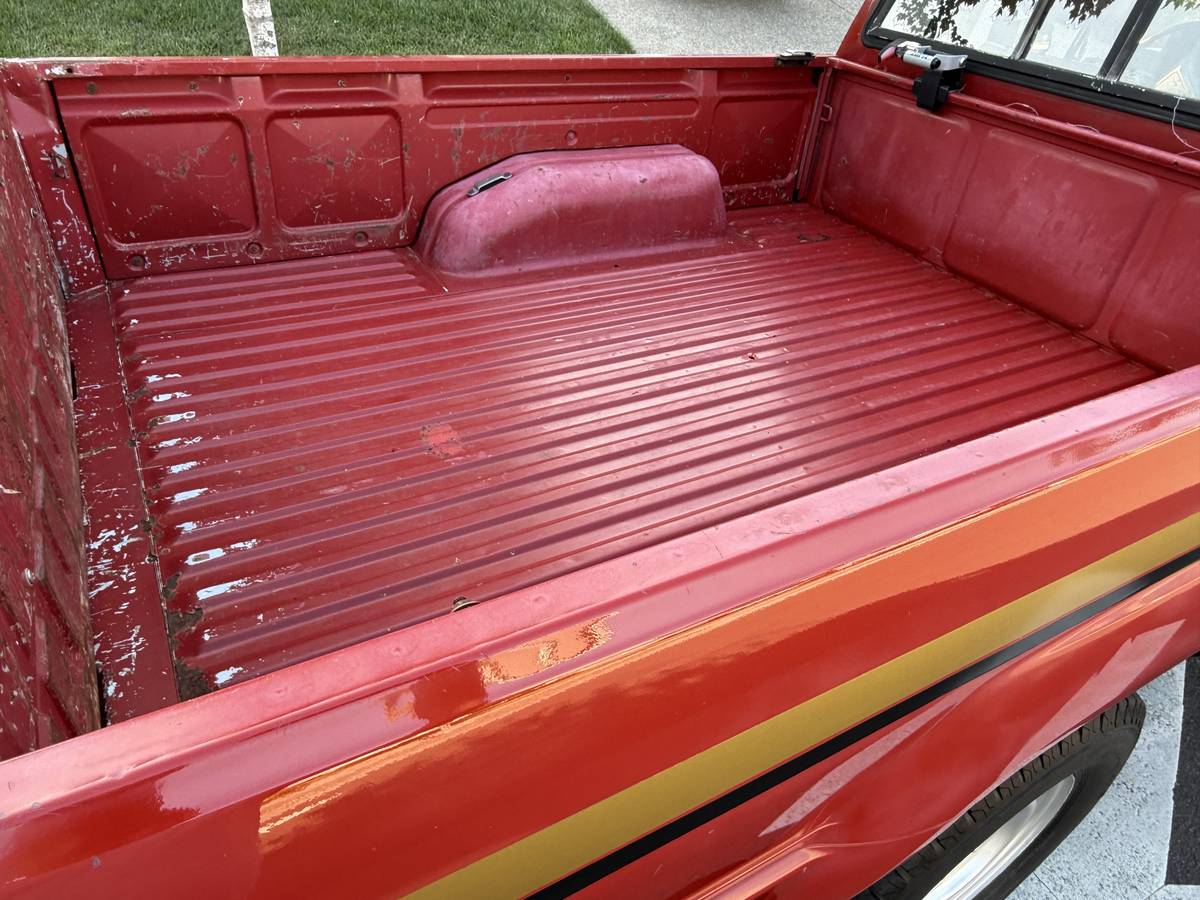 Toyota-extended-cab-4x4-1986-red-11