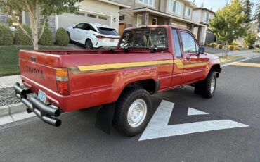Toyota-extended-cab-4x4-1986-red-12