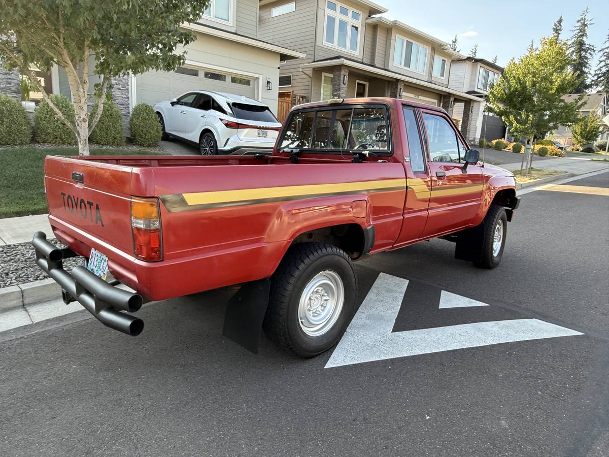 Toyota-extended-cab-4x4-1986-red-12