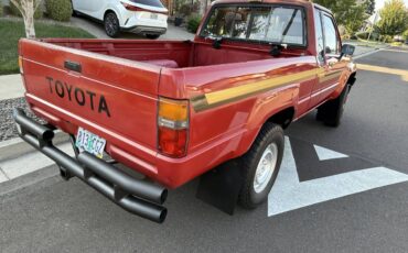 Toyota-extended-cab-4x4-1986-red-13