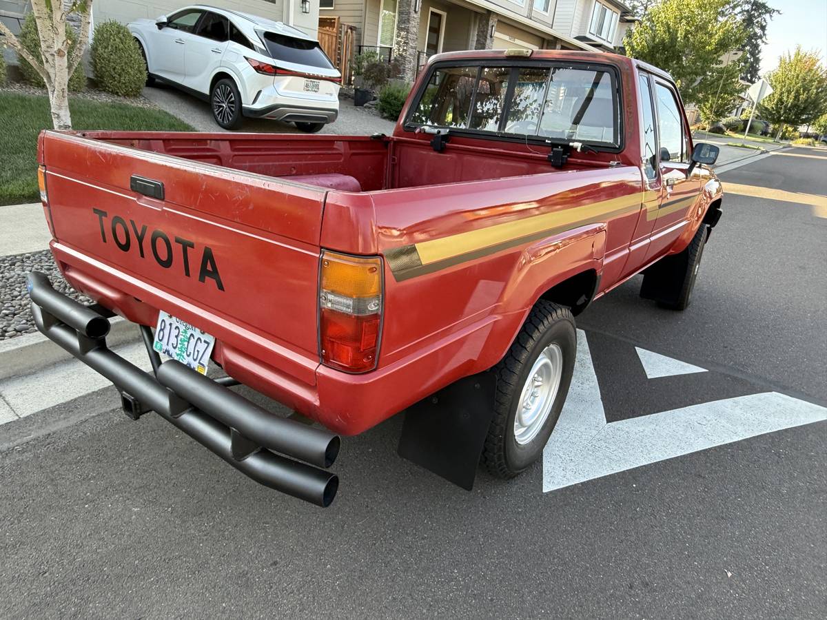 Toyota-extended-cab-4x4-1986-red-13