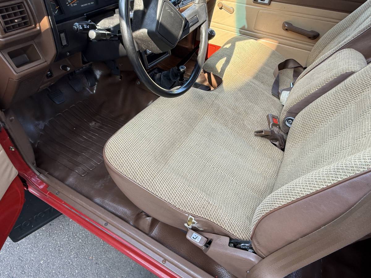 Toyota-extended-cab-4x4-1986-red-14