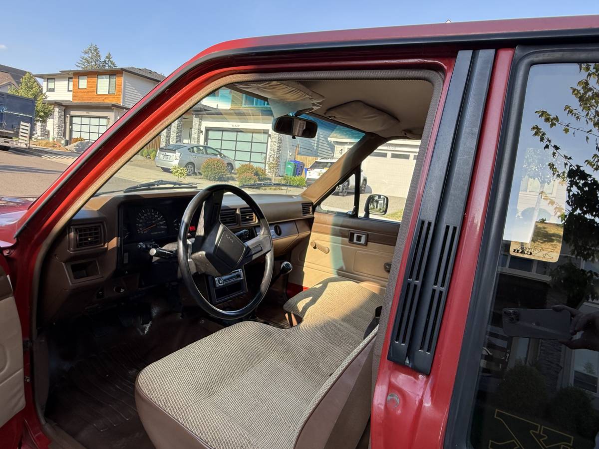 Toyota-extended-cab-4x4-1986-red-15