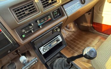 Toyota-extended-cab-4x4-1986-red-18