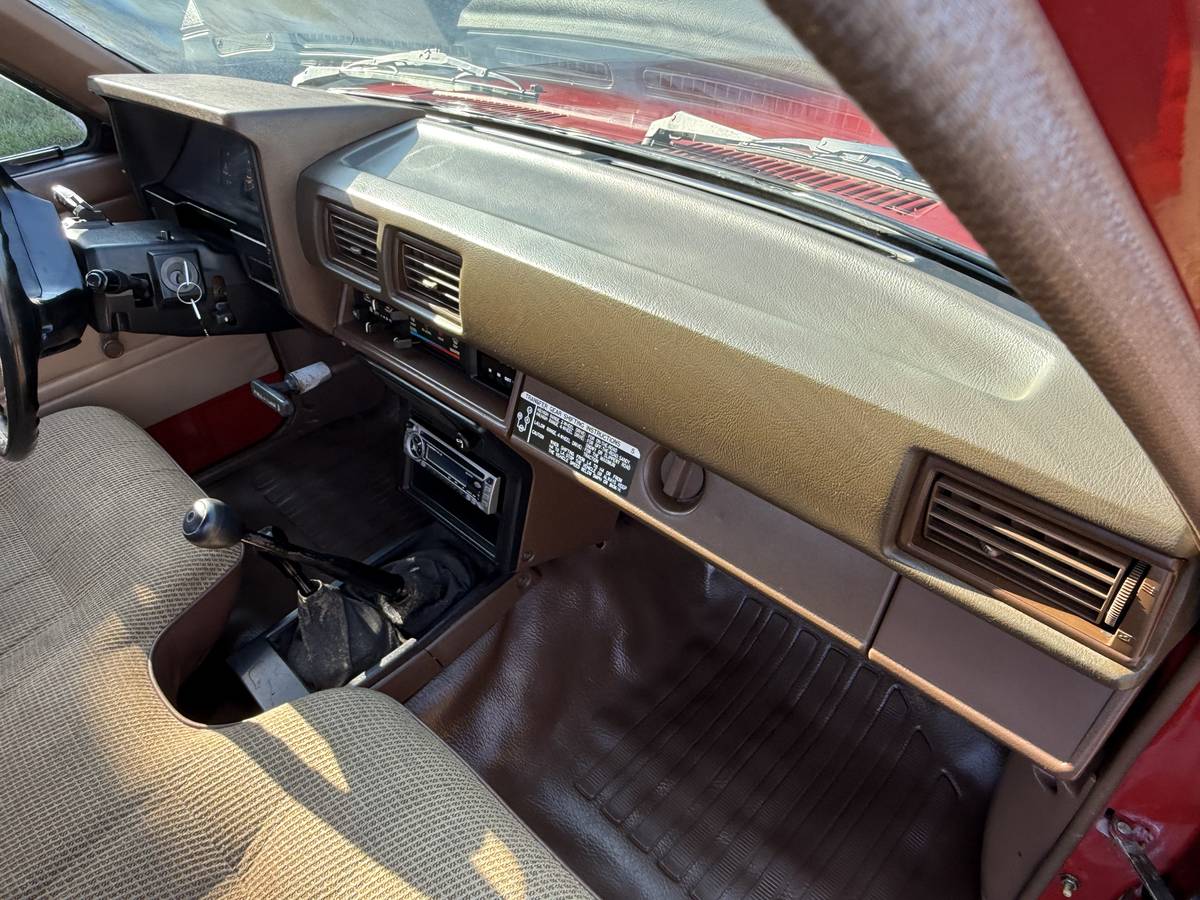 Toyota-extended-cab-4x4-1986-red-2
