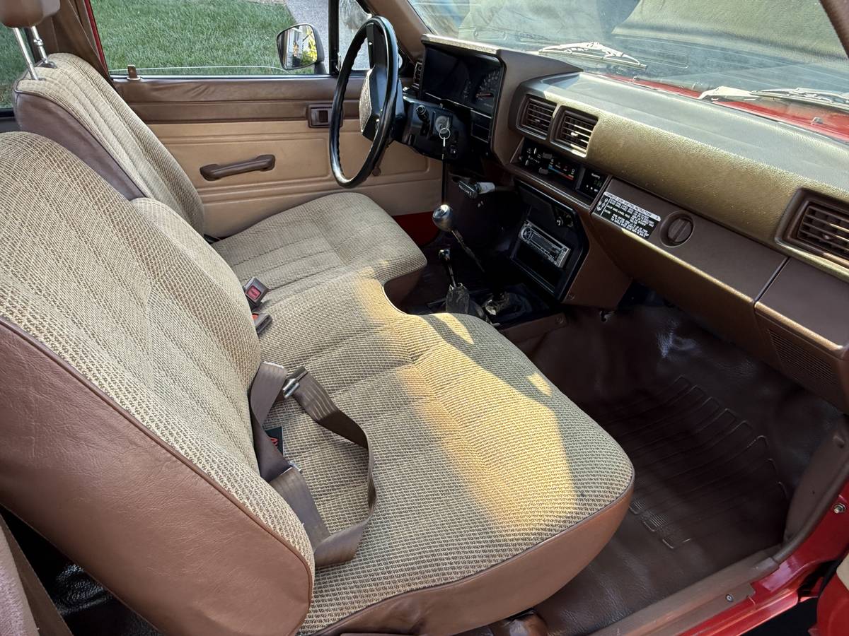Toyota-extended-cab-4x4-1986-red-3