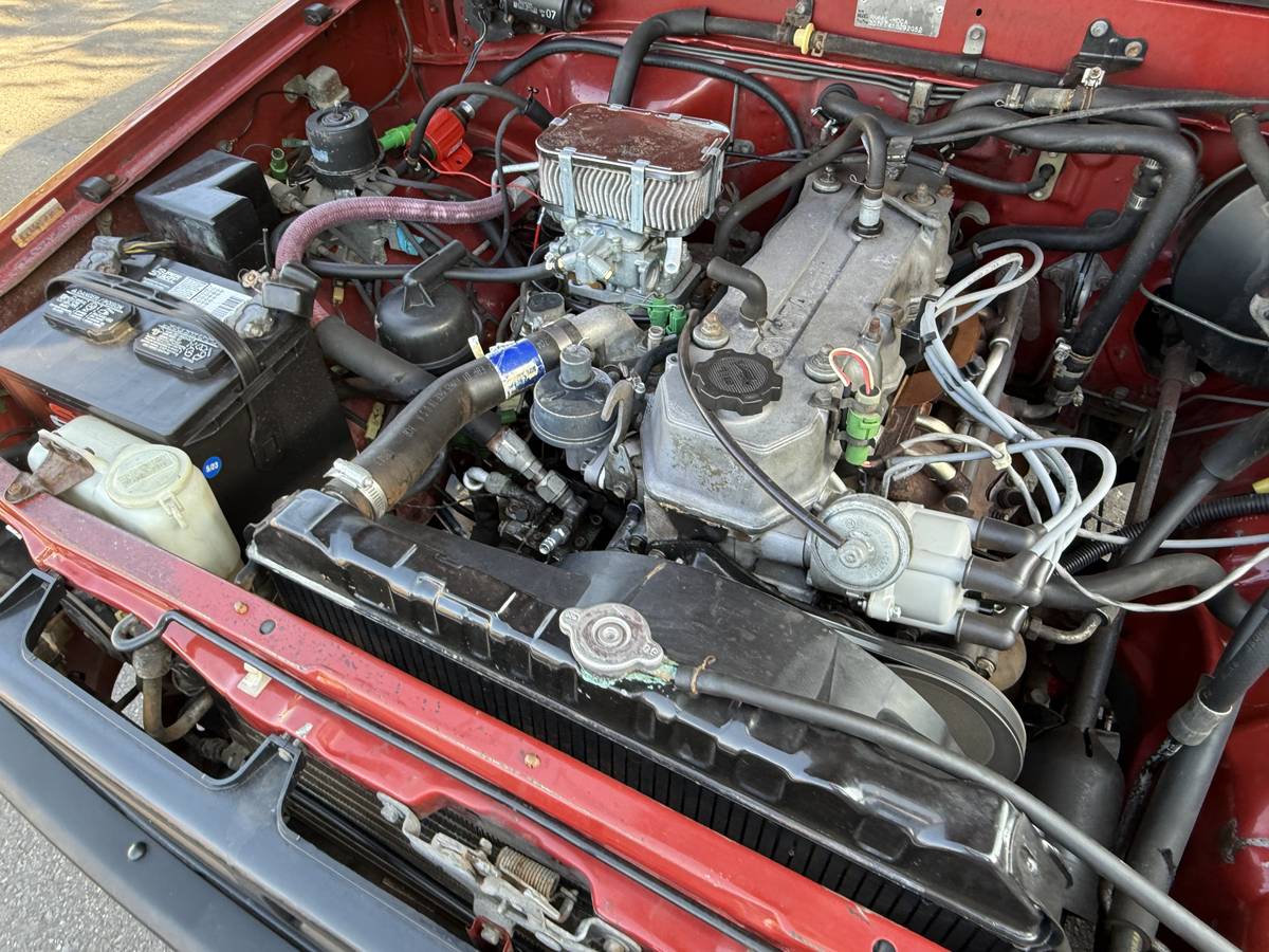 Toyota-extended-cab-4x4-1986-red-4