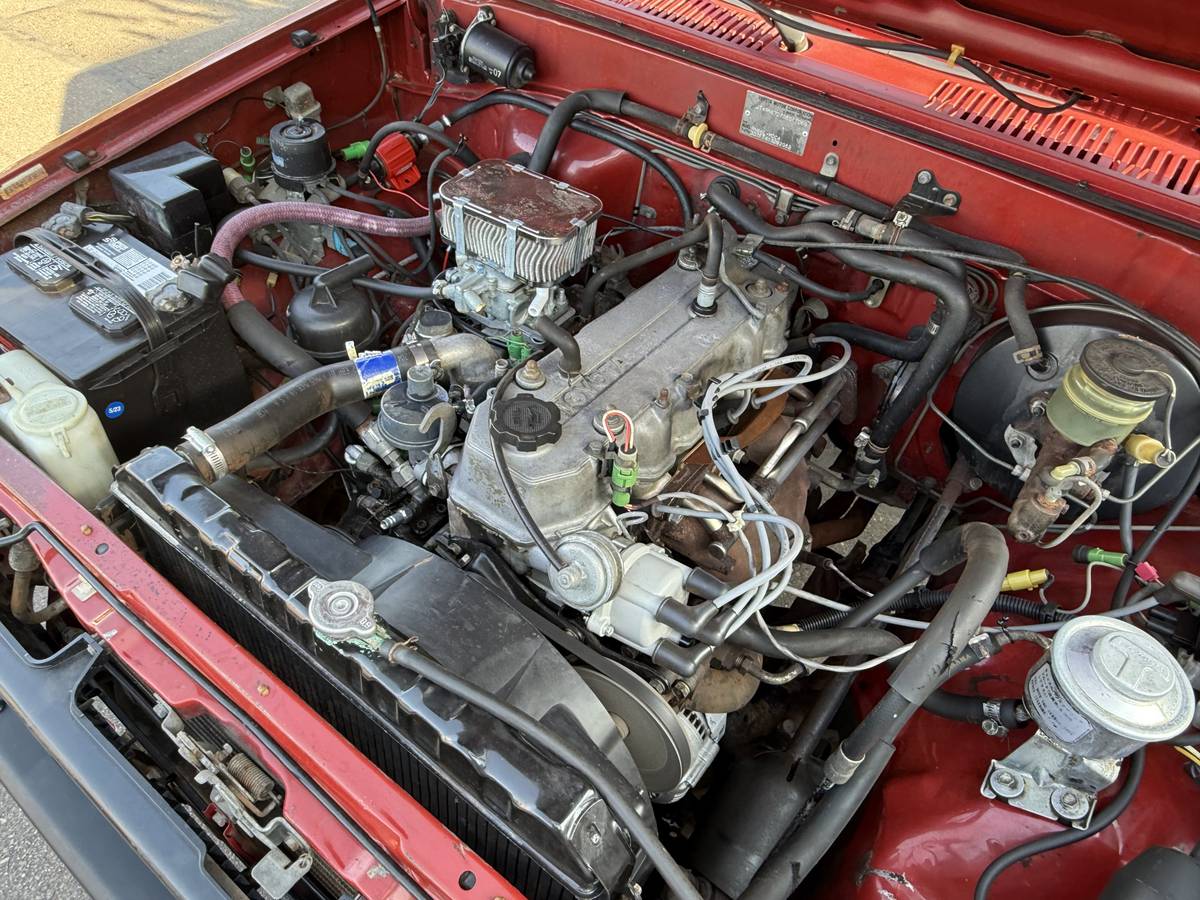 Toyota-extended-cab-4x4-1986-red-5