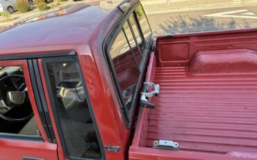 Toyota-extended-cab-4x4-1986-red-7