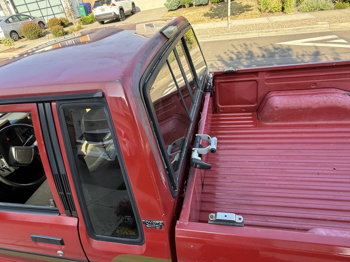 Toyota-extended-cab-4x4-1986-red-7