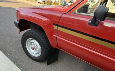 Toyota-extended-cab-4x4-1986-red-8