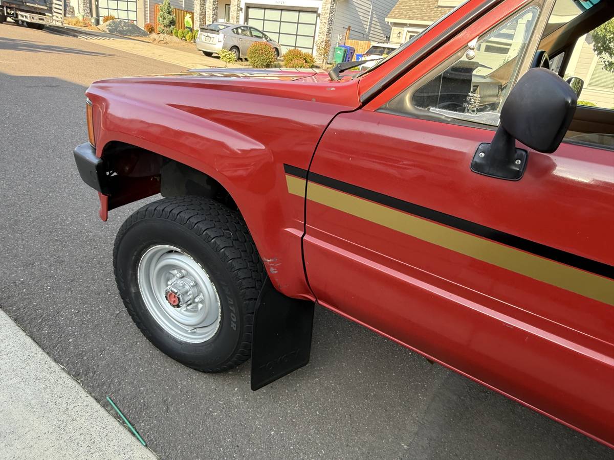 Toyota-extended-cab-4x4-1986-red-8