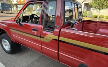 Toyota-extended-cab-4x4-1986-red-9