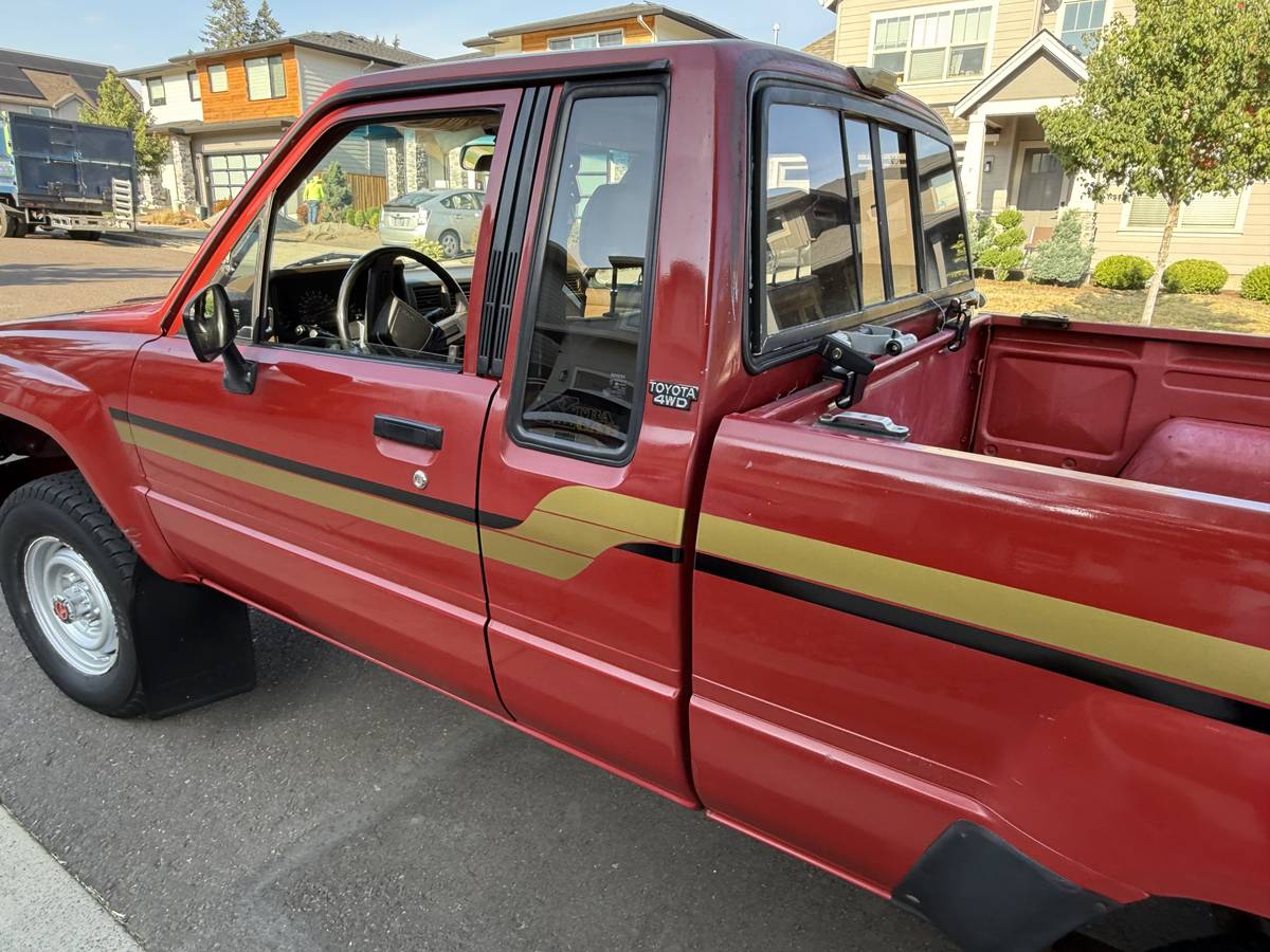 Toyota-extended-cab-4x4-1986-red-9
