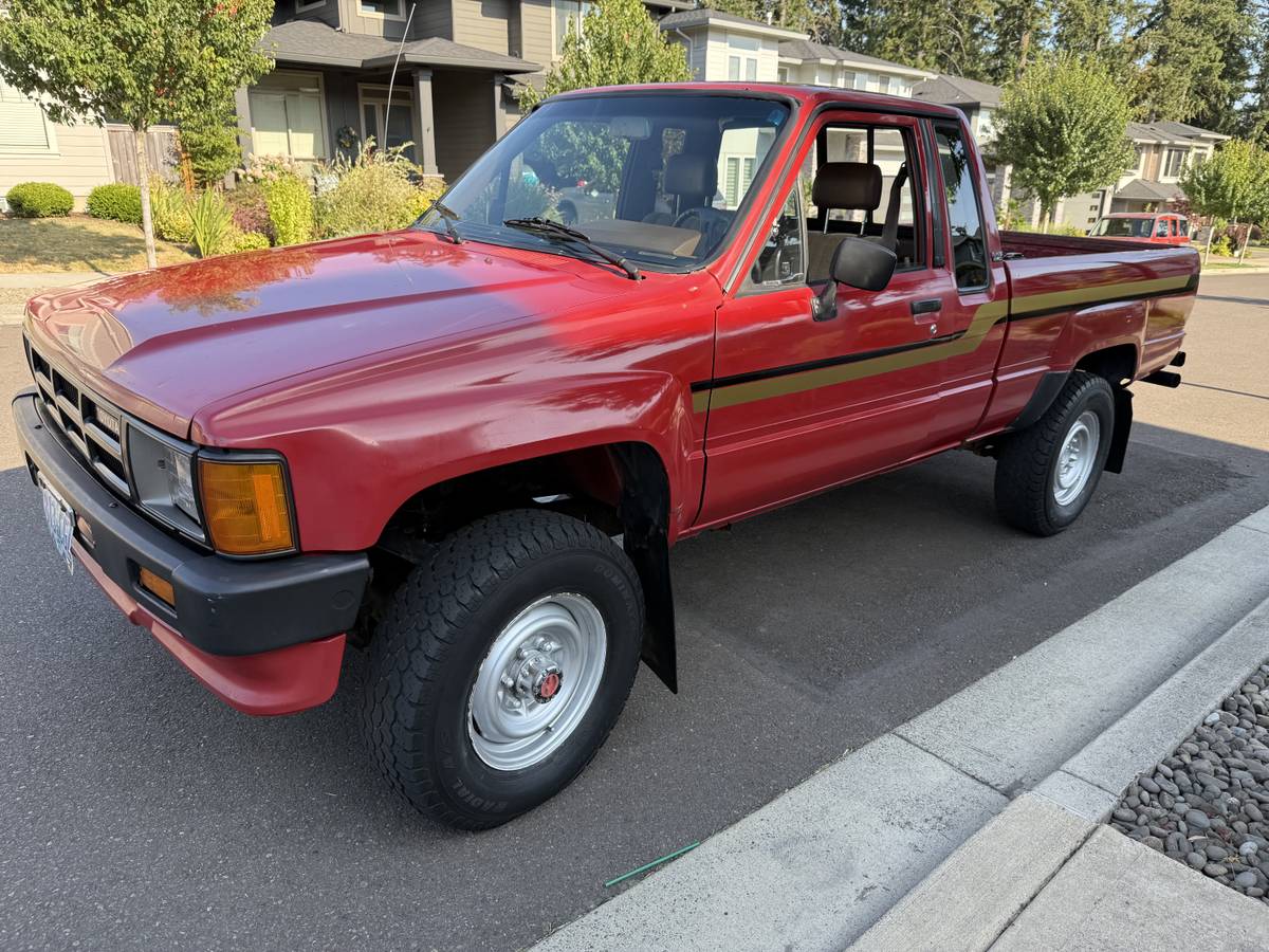 Toyota-extended-cab-4x4-1986-red