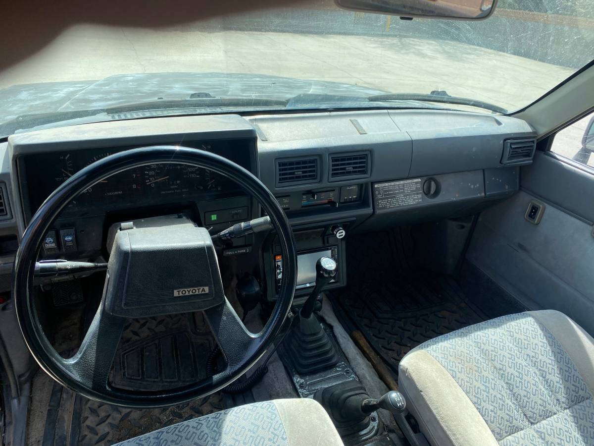 Toyota-extra-cab-1985-3