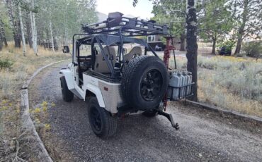 Toyota-fj40-landcruiser-1970-white-1