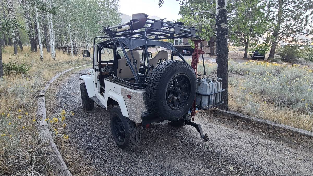 Toyota-fj40-landcruiser-1970-white-1