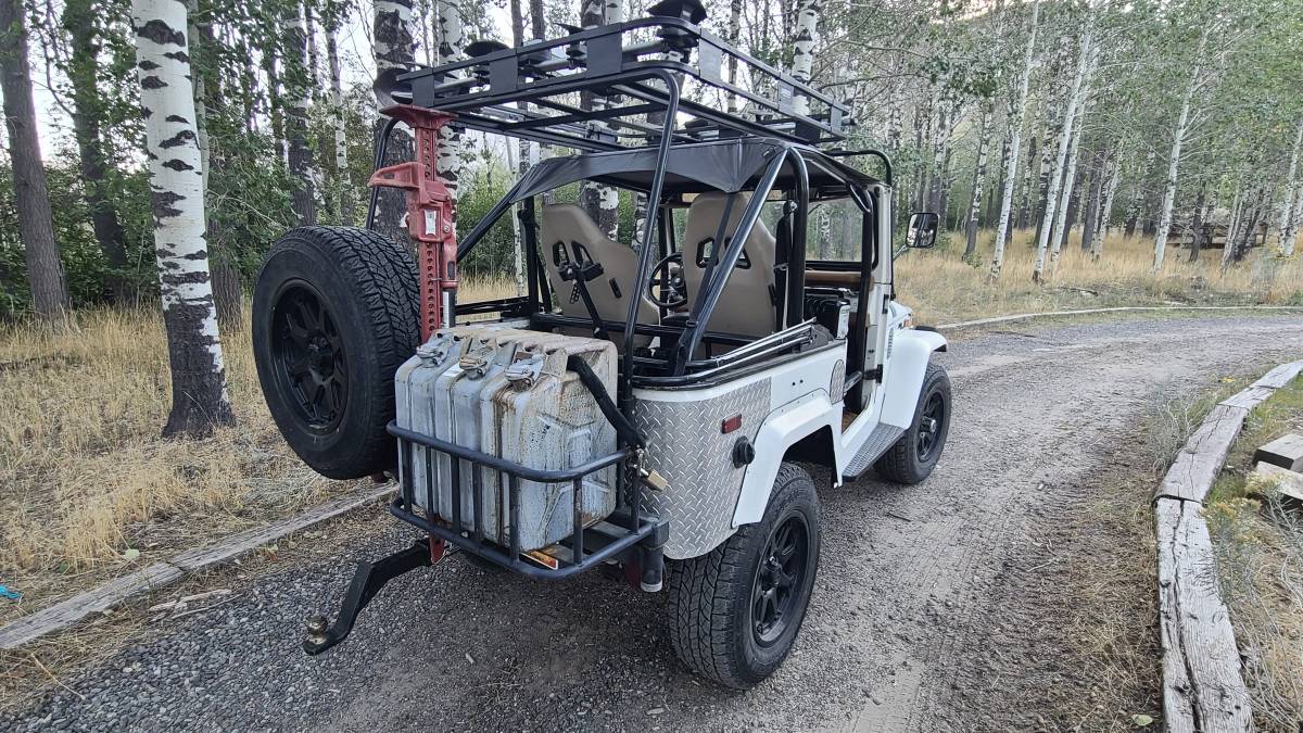 Toyota-fj40-landcruiser-1970-white-13