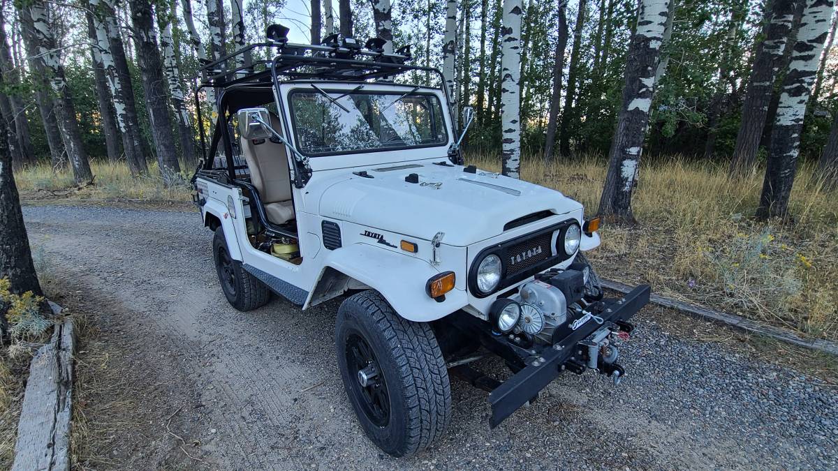 Toyota-fj40-landcruiser-1970-white-3