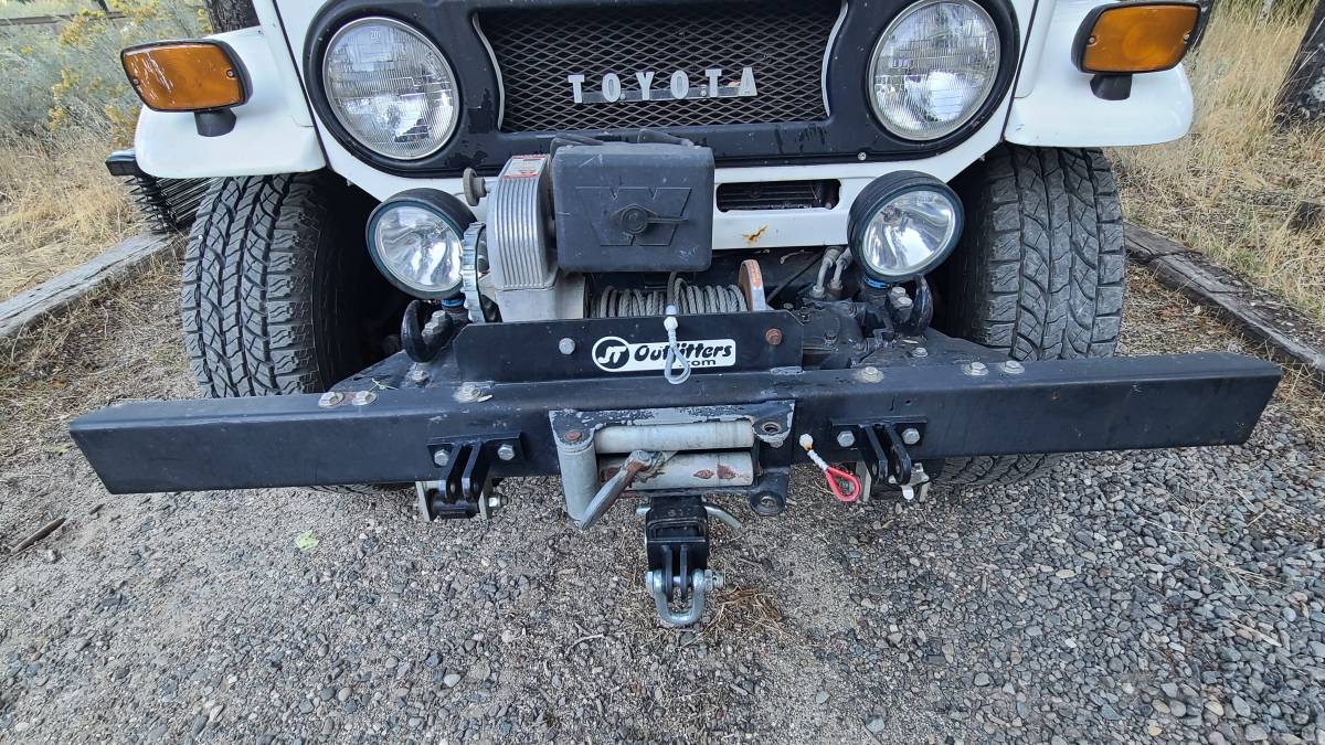 Toyota-fj40-landcruiser-1970-white-4