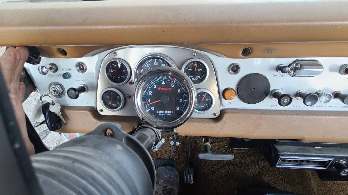 Toyota-fj40-landcruiser-1970-white-8