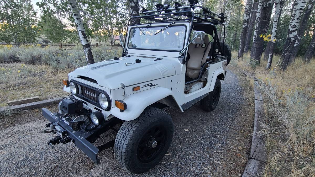 Toyota-fj40-landcruiser-1970-white