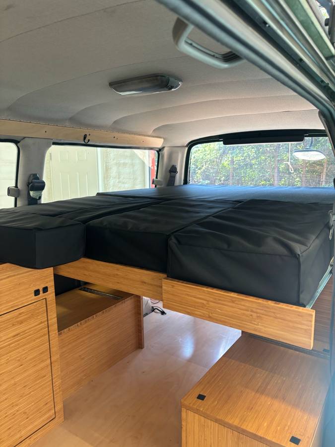 Toyota-hiace-camper-van-motorhom-diesel-1992-black-10