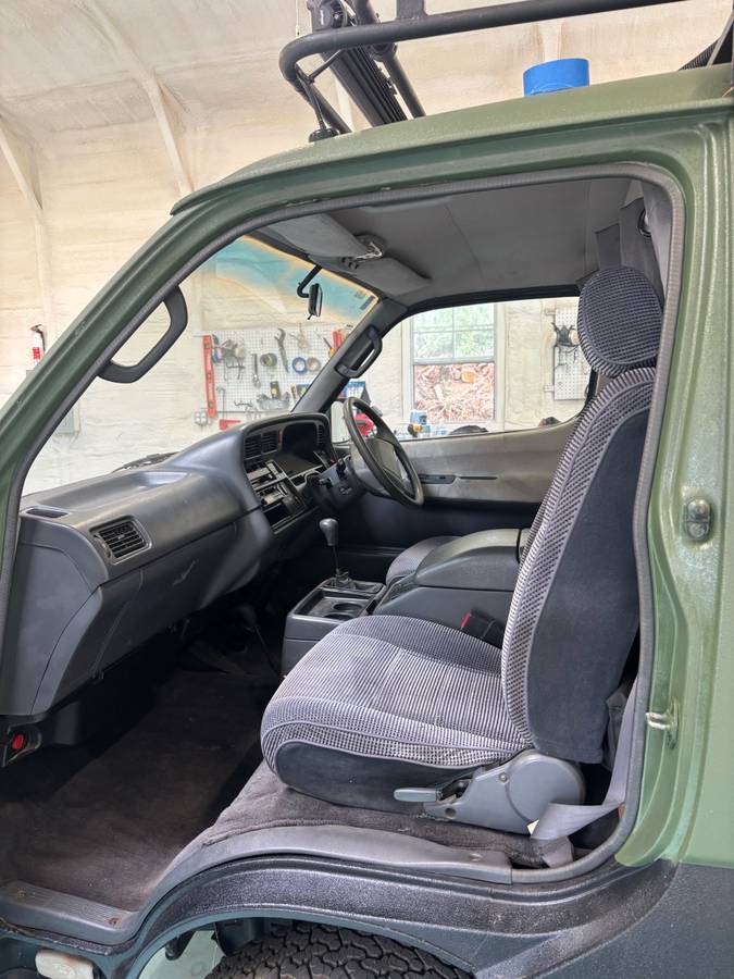 Toyota-hiace-camper-van-motorhom-diesel-1992-black-12