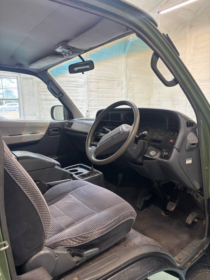 Toyota-hiace-camper-van-motorhom-diesel-1992-black-13