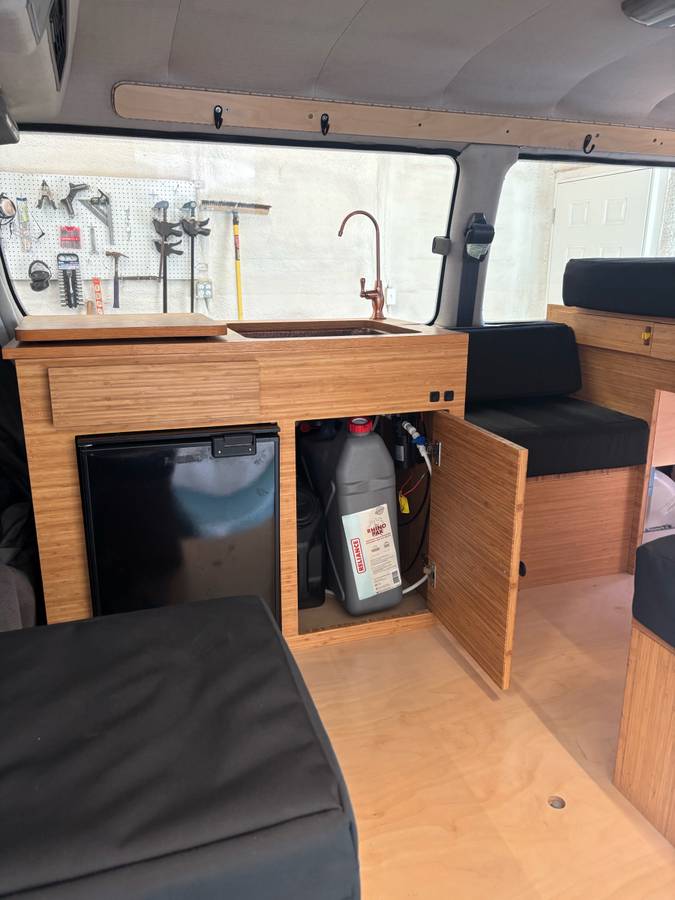 Toyota-hiace-camper-van-motorhom-diesel-1992-black-6