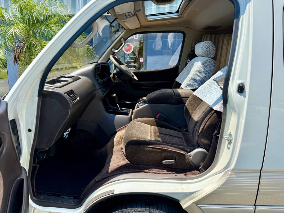 Toyota-hiace-van-diesel-1993-white-1