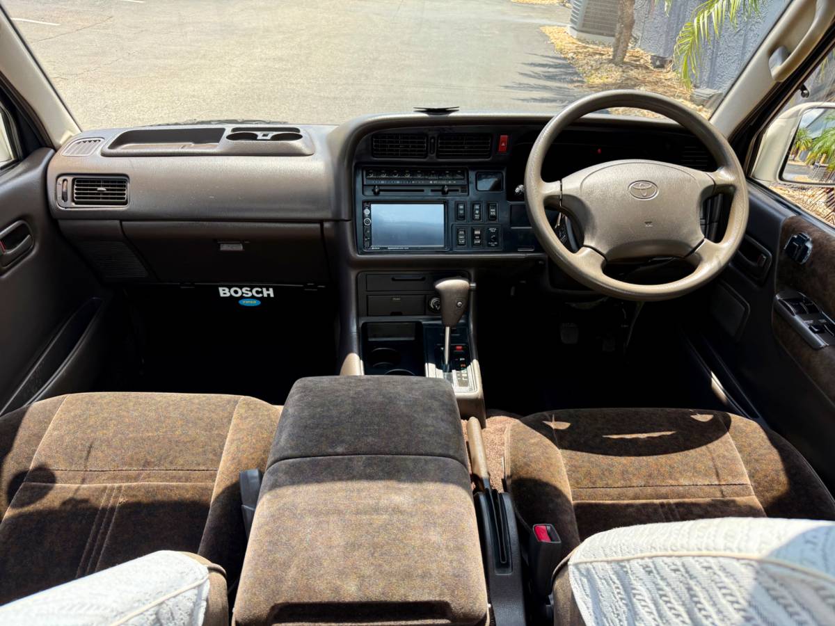 Toyota-hiace-van-diesel-1993-white-15