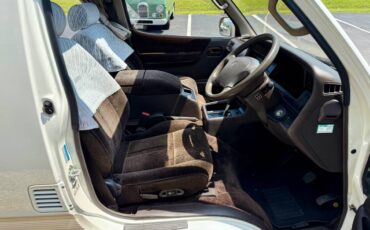 Toyota-hiace-van-diesel-1993-white-17