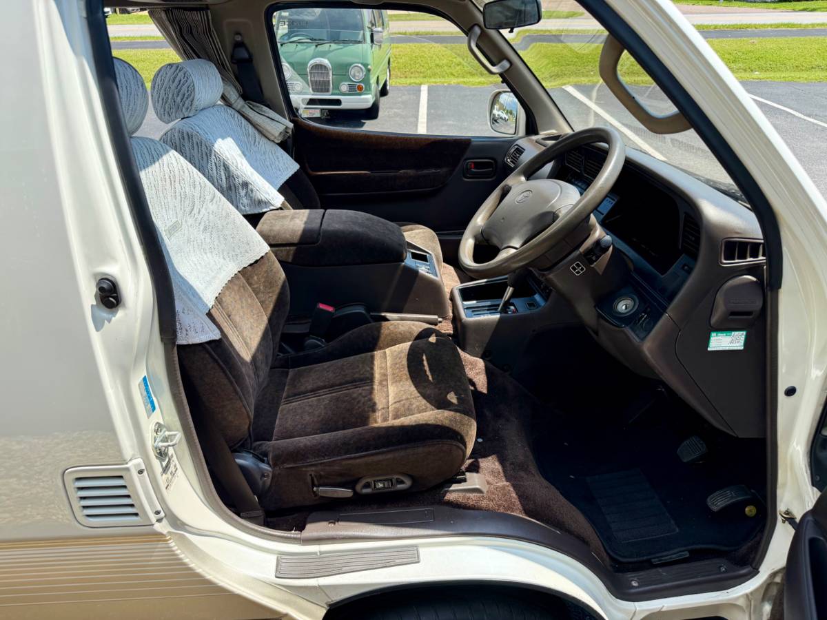 Toyota-hiace-van-diesel-1993-white-17