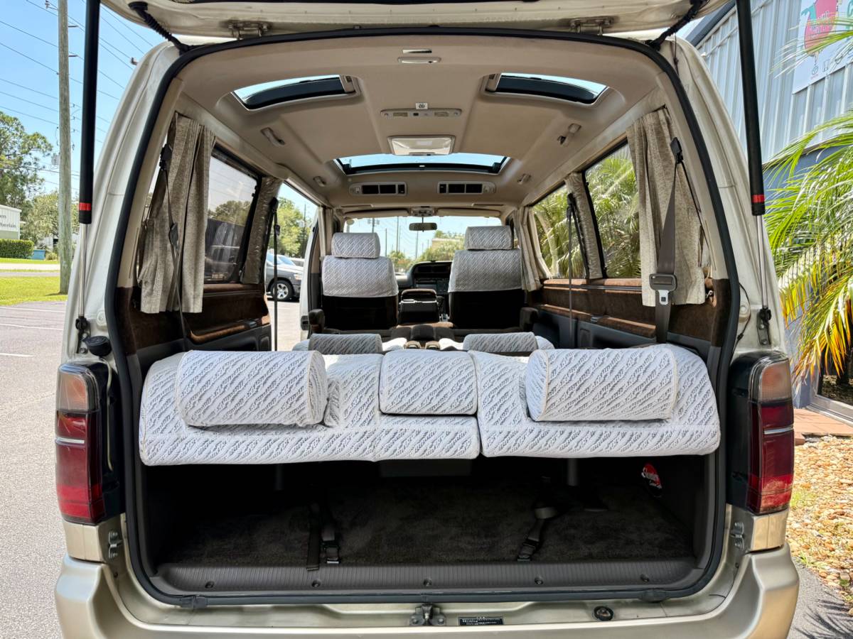 Toyota-hiace-van-diesel-1993-white-18