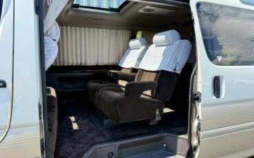 Toyota-hiace-van-diesel-1993-white-2