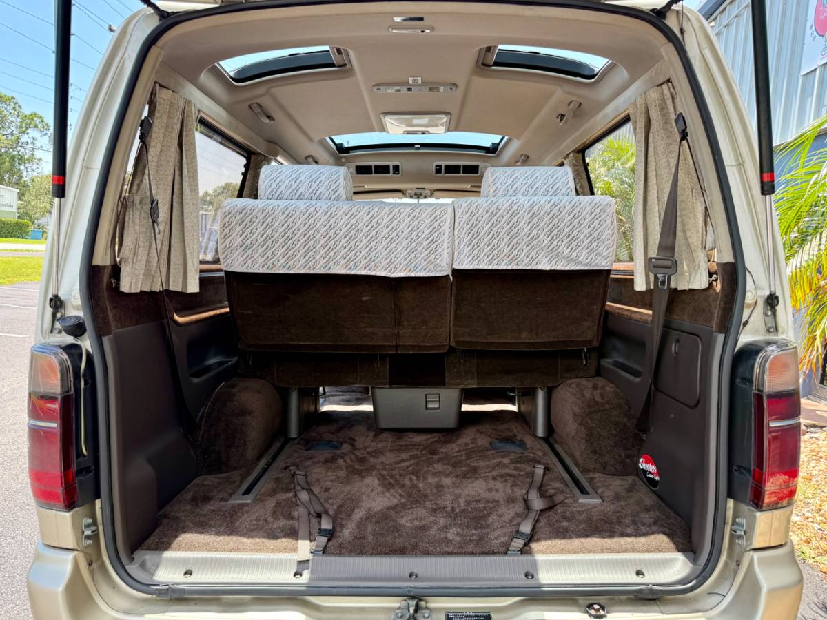 Toyota-hiace-van-diesel-1993-white-5
