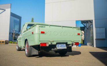 Toyota-hilux-1971-green-1