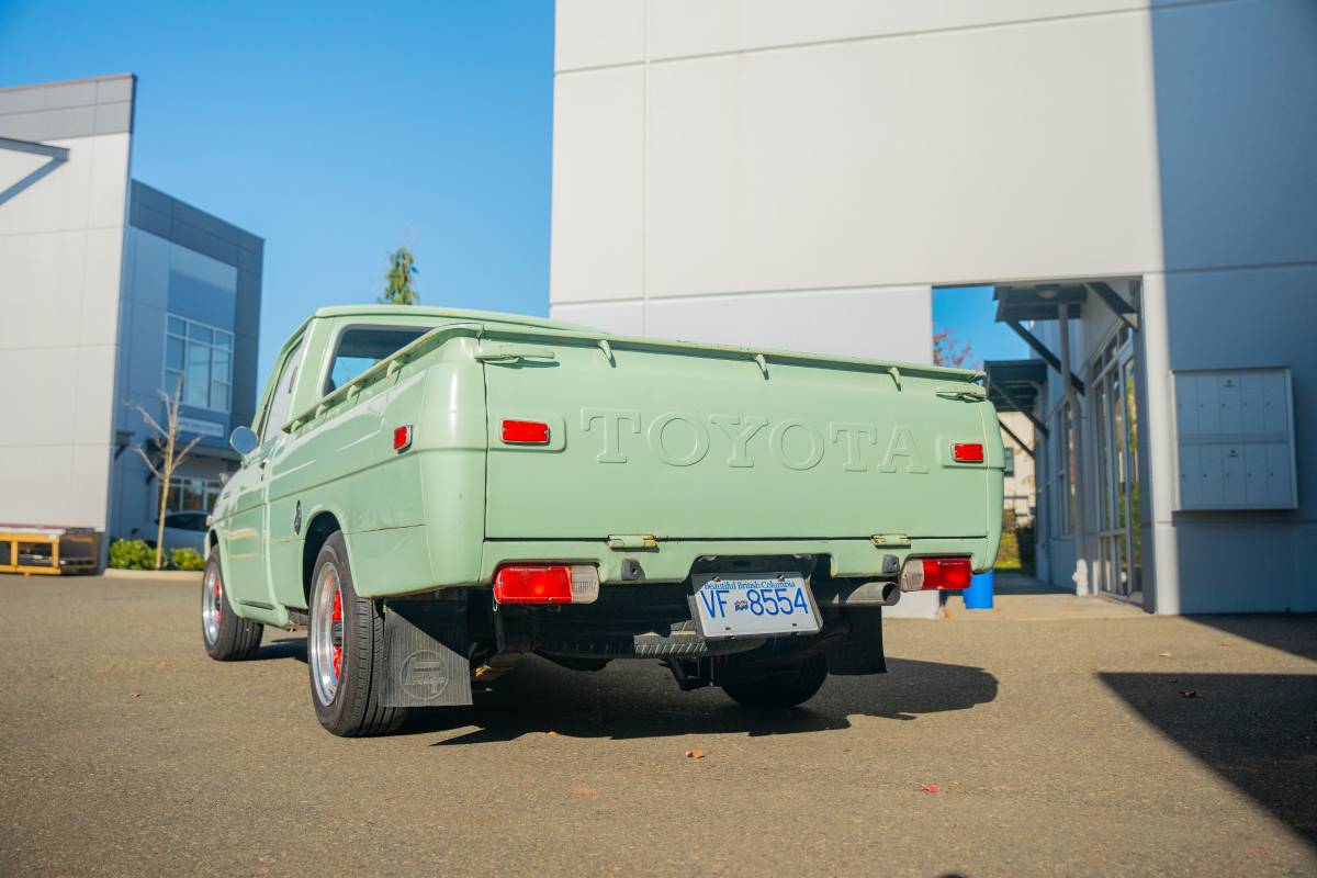 Toyota-hilux-1971-green-1
